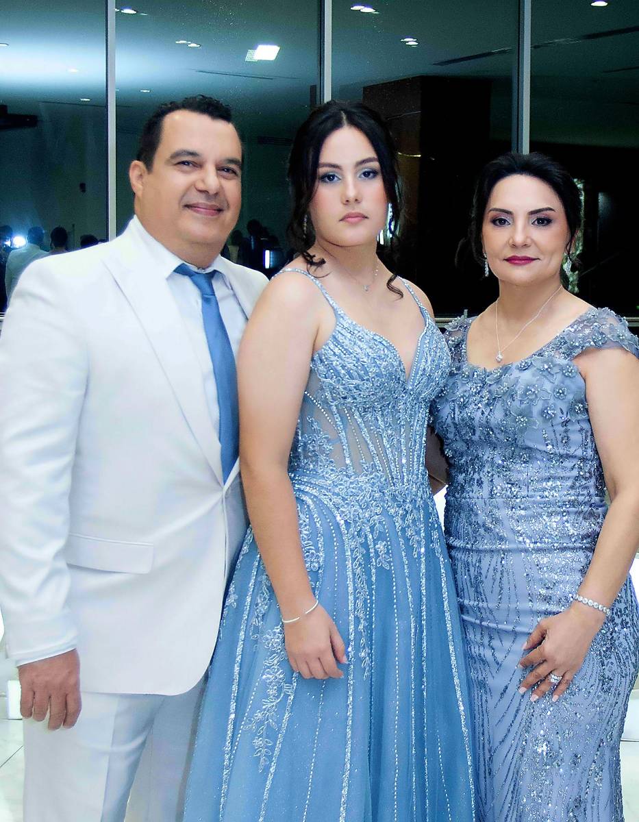  Isabella Fernández con sus padres. 