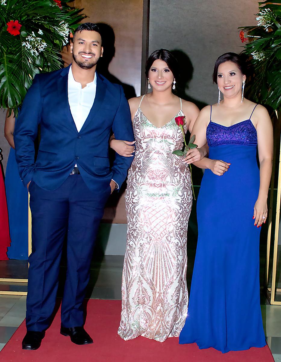 Alejandro y Alejandra Soberanis con Ana Hernández.