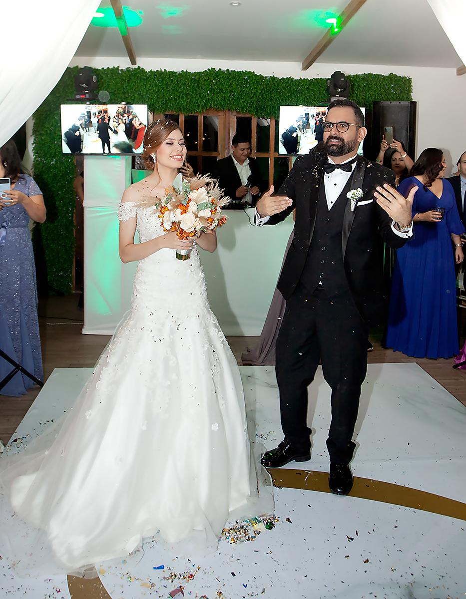 Los recién casados se disponen a bailar su canción favorita.