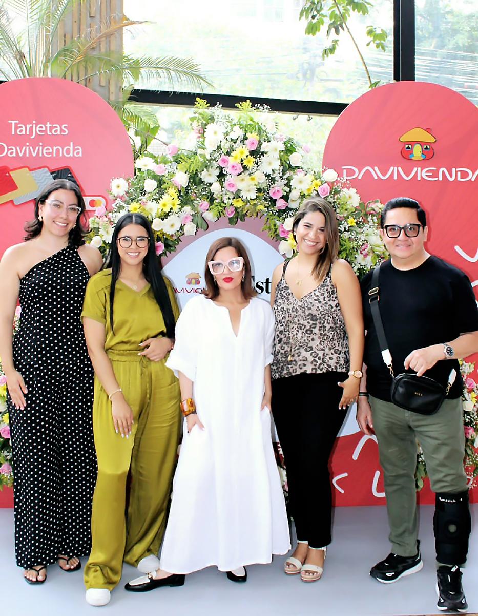 La capital vivió una jornada inolvidable donde el amor por mamá se expresó con autenticidad, gratitud y apoyo al talento local. “Bonds &amp; Blessings”, organizado por Davivienda y Revista Estilo, transformó La Galería en un punto de encuentro lleno de experiencias memorables: cocteles de bienvenida, música en vivo, una ruleta de premios, espacio infantil y un pop-up shop cuidadosamente curado.