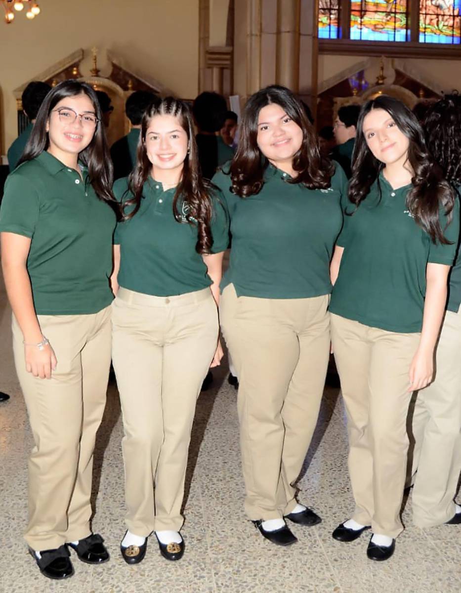 Misa de Acción de Gracias de los Seniors 2027 de DelCampo School