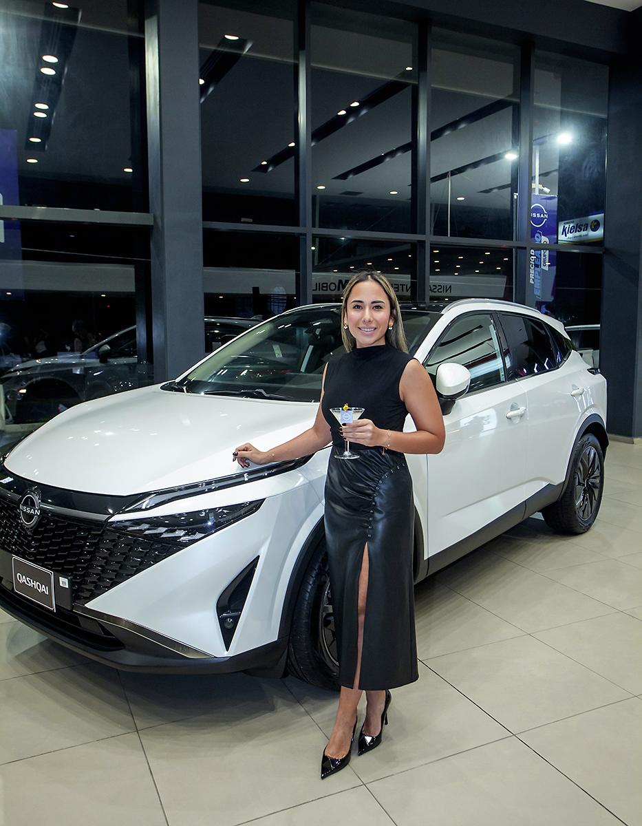  Diana Pineda, gerente de ventas de Grupo Q, junto al Qashqai 2025.