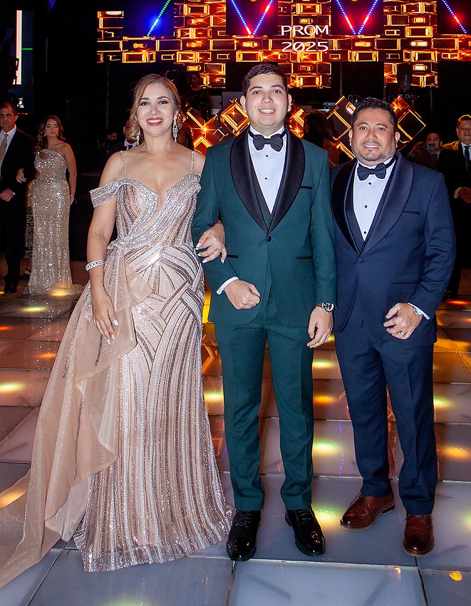 Andrés Herrera Grisales con sus padres Melvin Herrera y Ericka Grisales.