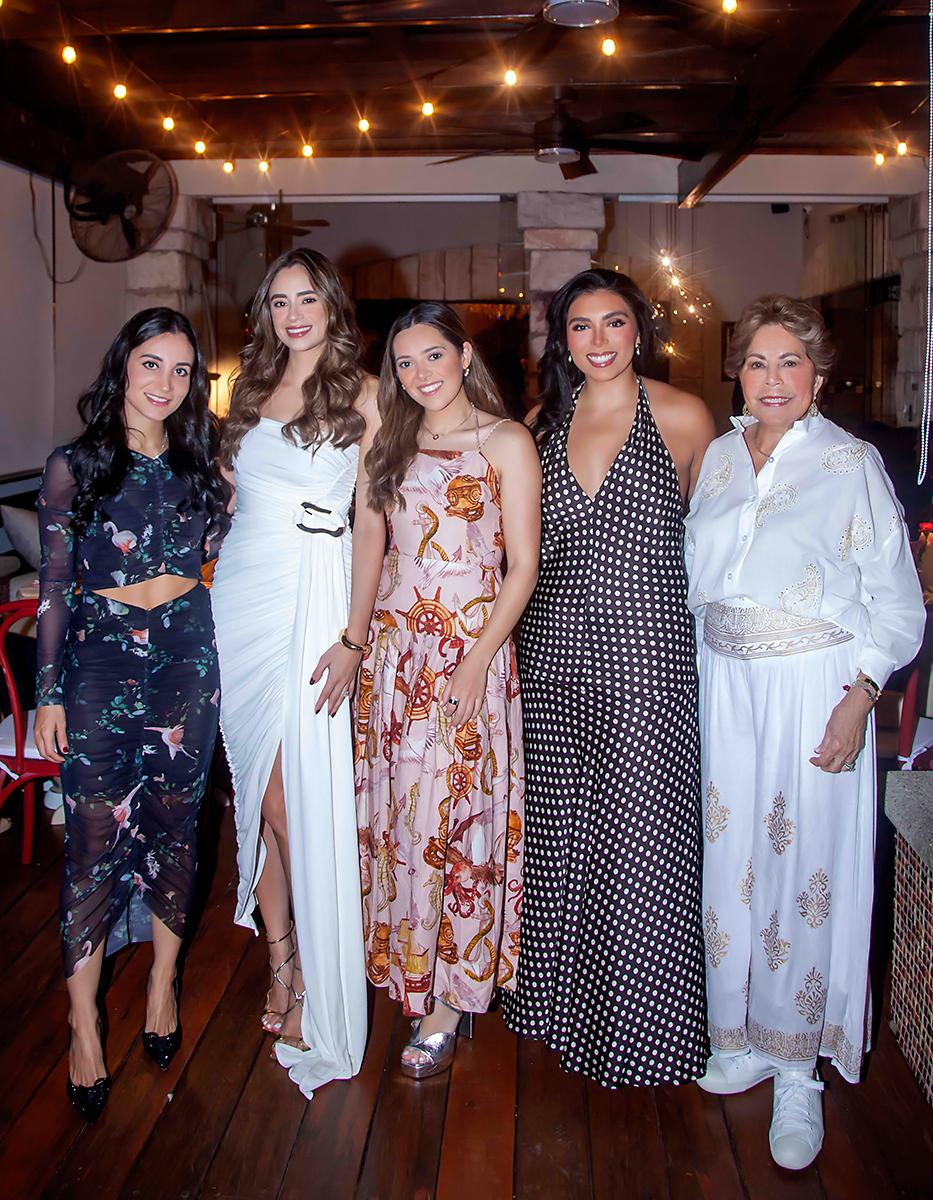 Natalia Andonie, Alessa Matty, Mariangela Larach, Natalia Medina y Nena Díaz.