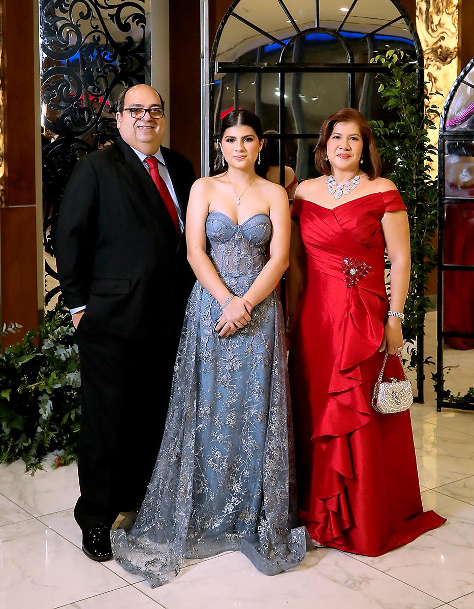 Desfile padres e hijos de la prom 2024 del Instituto Experimental La Salle