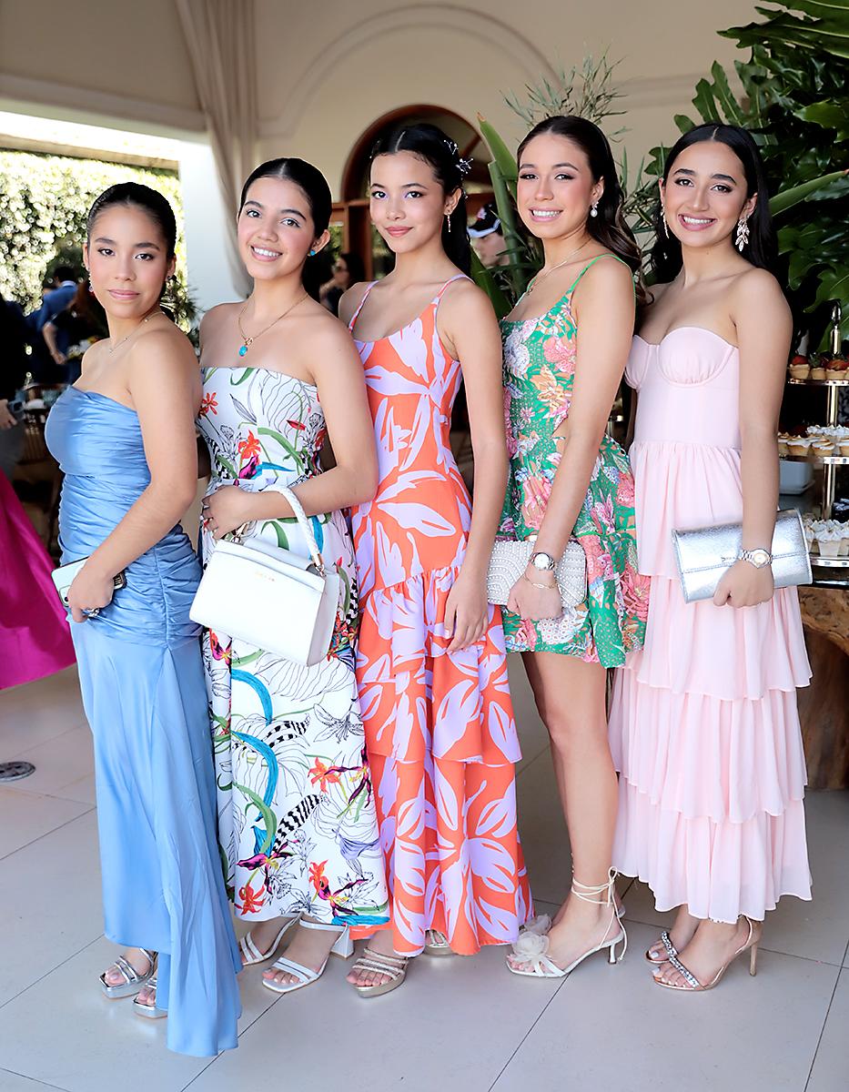 Vivian Ramírez, Sury Cruz, Mía Castro-Wu, María José Suárez y Valentine Valladares.