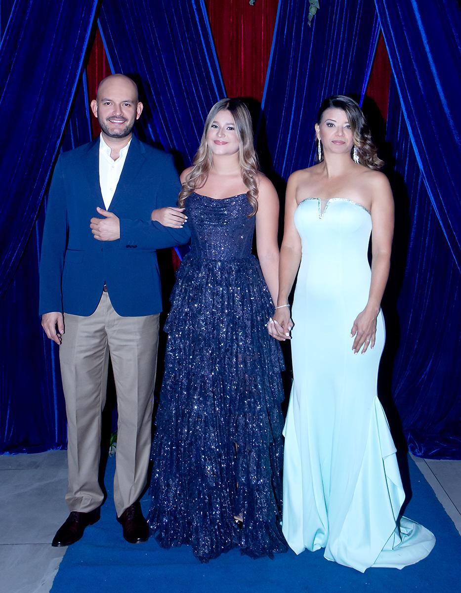 Valeria Cruz con su tío Luis Wilson y su madre Patricia Wilson