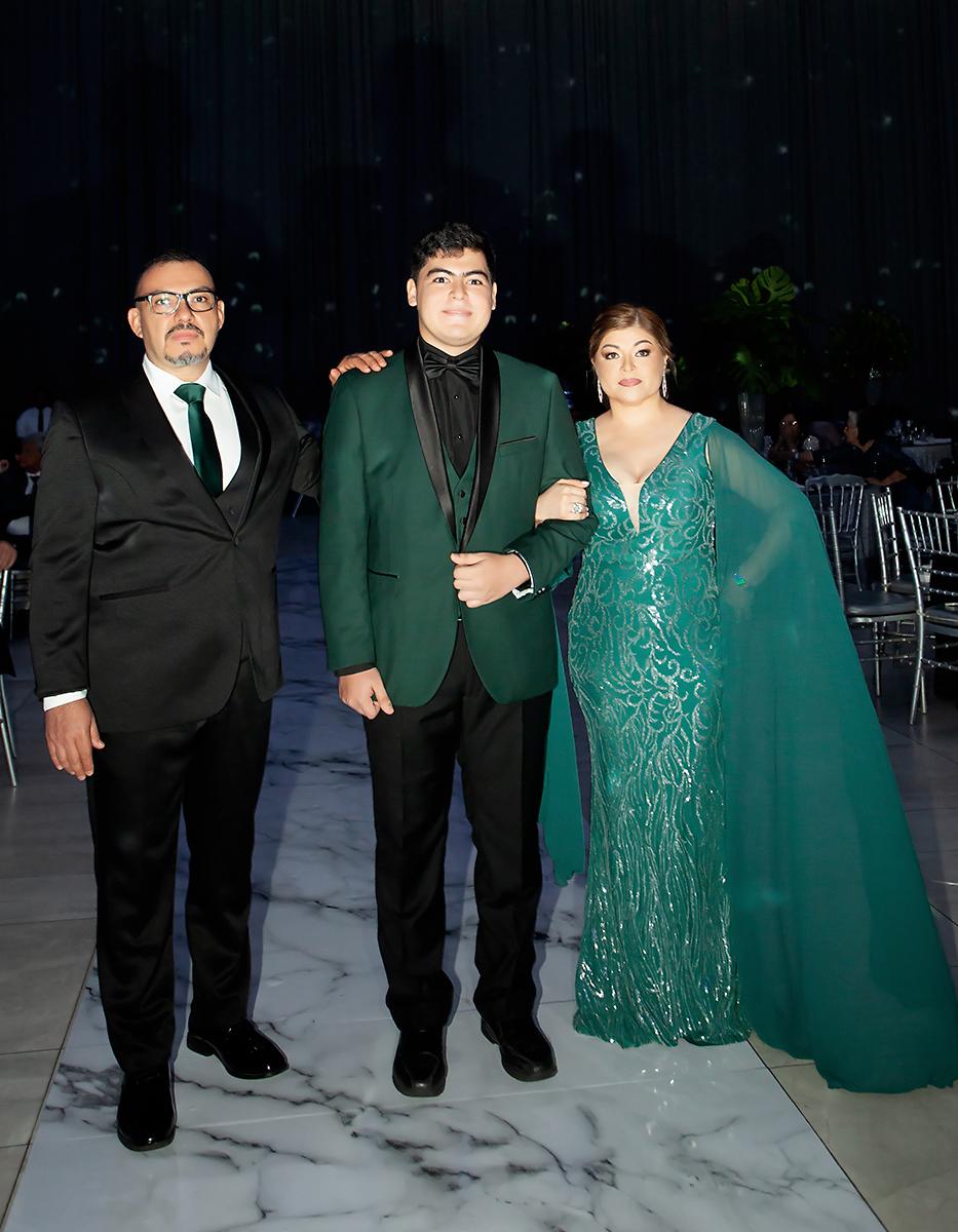  Manuel Trochez y Bessy Cañas con su hijo Axel