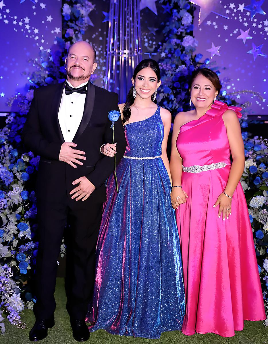 Francisco y Estefanía Mejía con Marielos Matute.