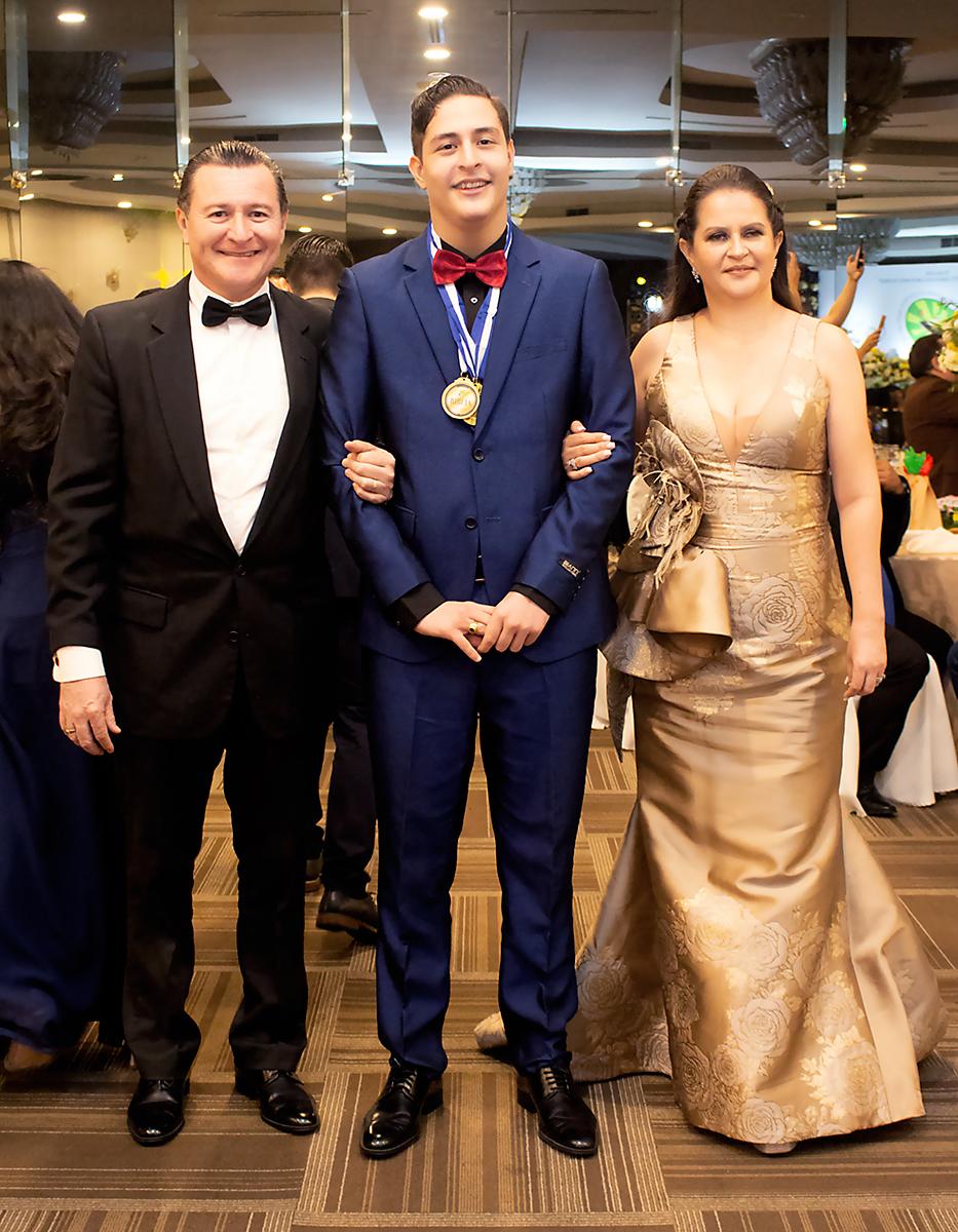 Ángel Posadas, acompañado de sus padres, Juan Miguel Posadas y Jackeline Sifontes.