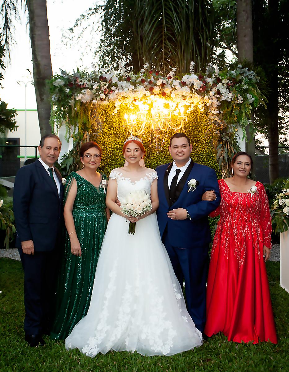 Ramón y Gisela de Rivera con su hija Annie Rivera, su esposo Douglas Flores y su madre Sonia Maribel Reyes.