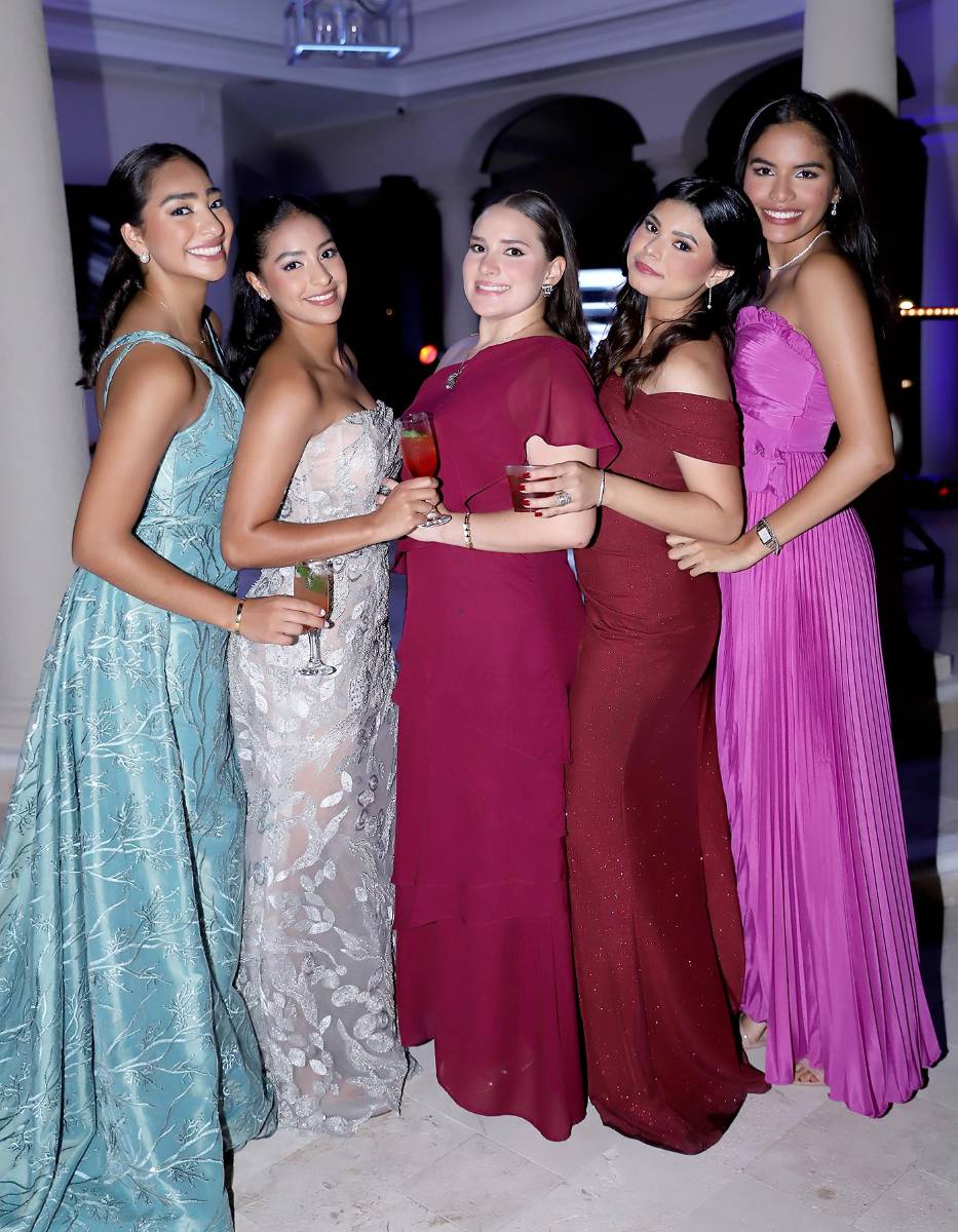 Sofía Ghadesi, Sarah Ghadesi, Camila Retes, Dará Erazo e Isabella Noriega.