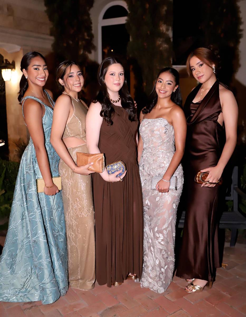 Sofía Ghadesi, Angélica Chavarría, Mía Boquín, Sarah Ghadesi y Yarah Zablah.