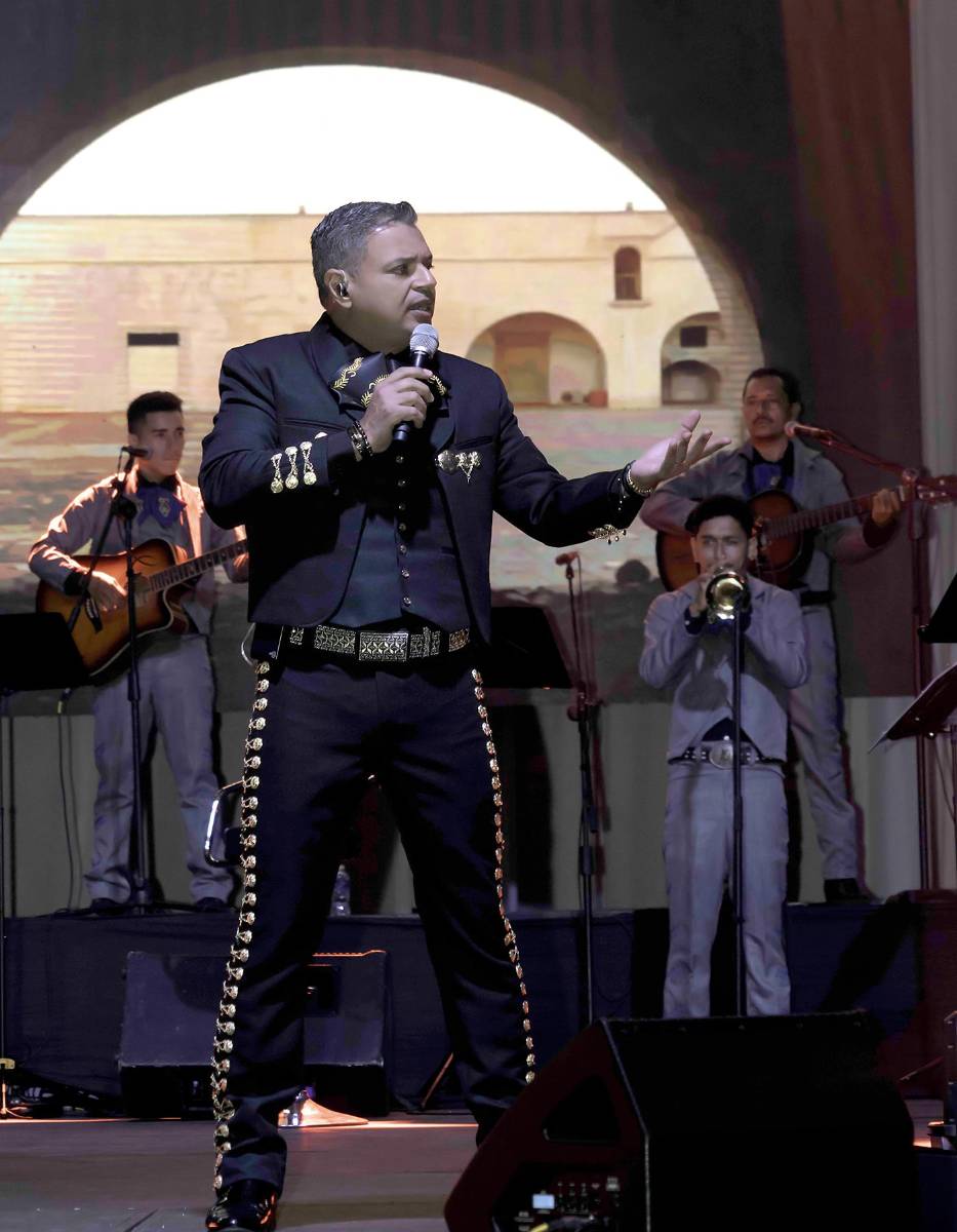 El cantante Jorge Duarte, interpretó un variado repertorio de la emblemática música mexicana, acompañado por el Mariachi Progreso, quienes juntos brindaron un gran espectáculo. 