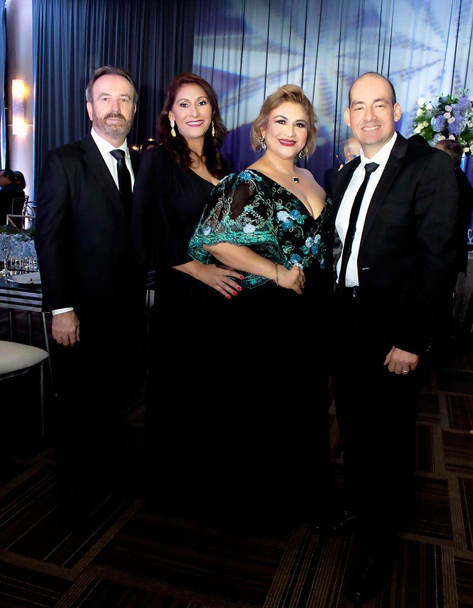 Scott Holcomb, Vilma Rivera, Juanita y Javier Peña. 