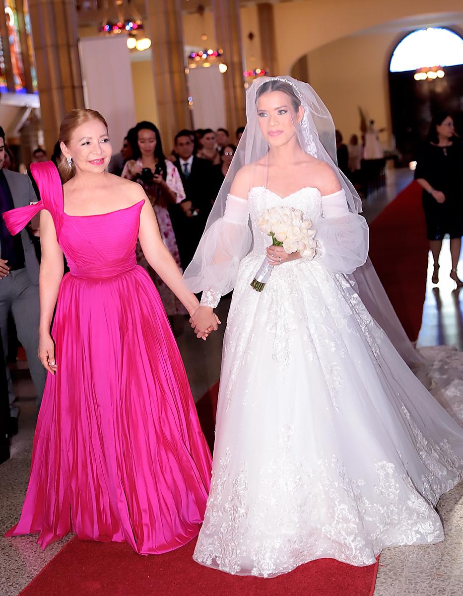 Muy emocionada llego la novia del brazo de su orgullosa madre Carmen Chávez