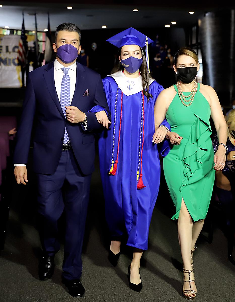 Rolando y Sofía Argueta con Delmy Lara