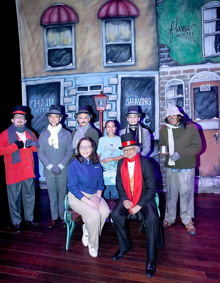 En el marco de tan festiva temporada, Banpas proyecta su compromiso con el talento hondureño a través de su apoyo a la obra teatral Scrooge: Un Cuento de Navidad, basada en la célebre historia del escritor Charles Dickens y recreada por la compañía sampedrana, PTF (Proyecto Teatral Futuro), una organización cultural que lleva 29 años de labor con diversas representaciones de autores nacionales y extranjeros. En la foto: Nidia Manzanares, Gerente Corporativa de Mercadeo y Comunicaciones Banpas, Damario Reyes, actor y dramaturgo con Maricela Nolasco, productora general, con parte del elenco de Scrooge: Un cuento de Navidad.