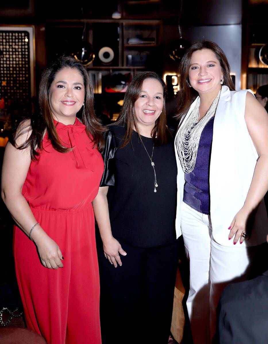 Al estilo de “Lady in red” Lisa Hilsaca celebró su cumpleaños