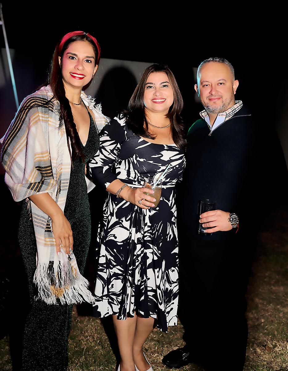 La cita se realizó en los amplios y acogedores jardines de su residencia, bajo un cielo estrellado. Gratas palabras de gratitud por compartir este nuevo año de vida fueron ofrecidas por la cumpleañera, quien se mostró feliz de poder festejar junto a personas especiales.Diana Cantarero, Lucy Sauceda y Mario Pineda