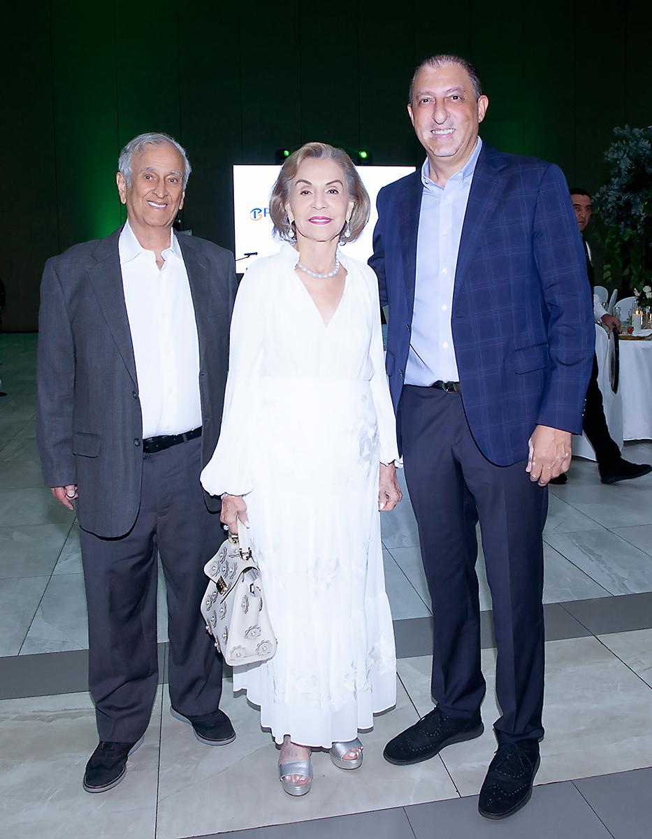Michel y Gloria Hawit con Pablo Rishmawy.