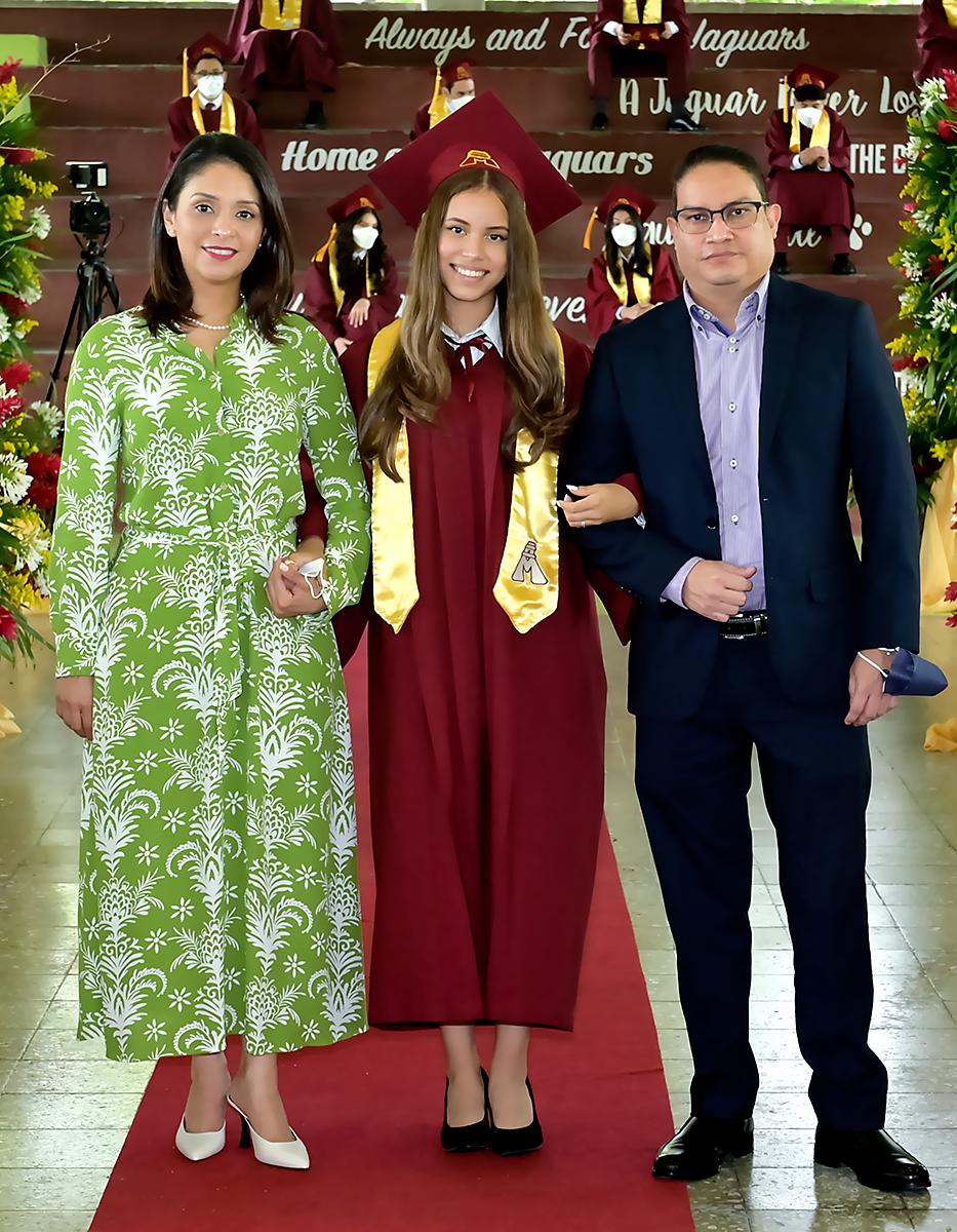 Entrega de títulos de los senior 2022 de la Mayan School