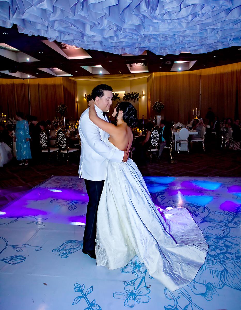 Con una ceremonia llena de emoción, rodeados de familiares y amigos Héctor Aguilar y Lauren Cardona unieron sus vidas en sagrado matrimonio, marcando el inicio de una nueva etapa juntos llena de amor, compromisos y sueños compartidos. En la foto: Los recién casados bailaron su canción preferida “Somos novios”. 
