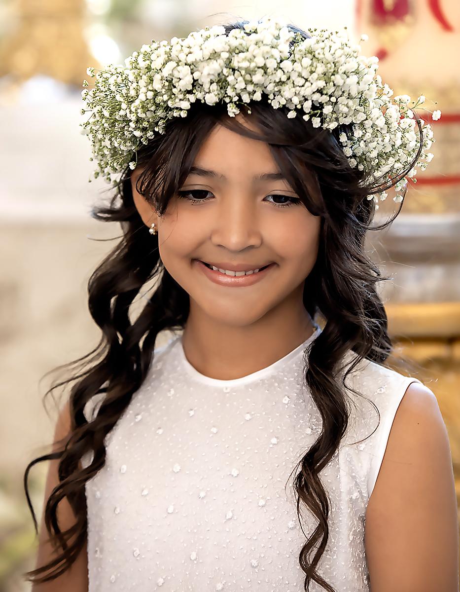 Como dicta la tradición, Raquelle Edith llegó al templo vestida de blanco, con una delicada corona de baby breath y una enorme sonrisa para recibir su segundo sacramento.