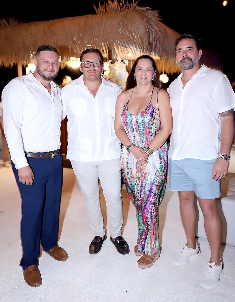 Jaeden McNab, Asher McNab, Jennifer McNab y Víctor Jones.