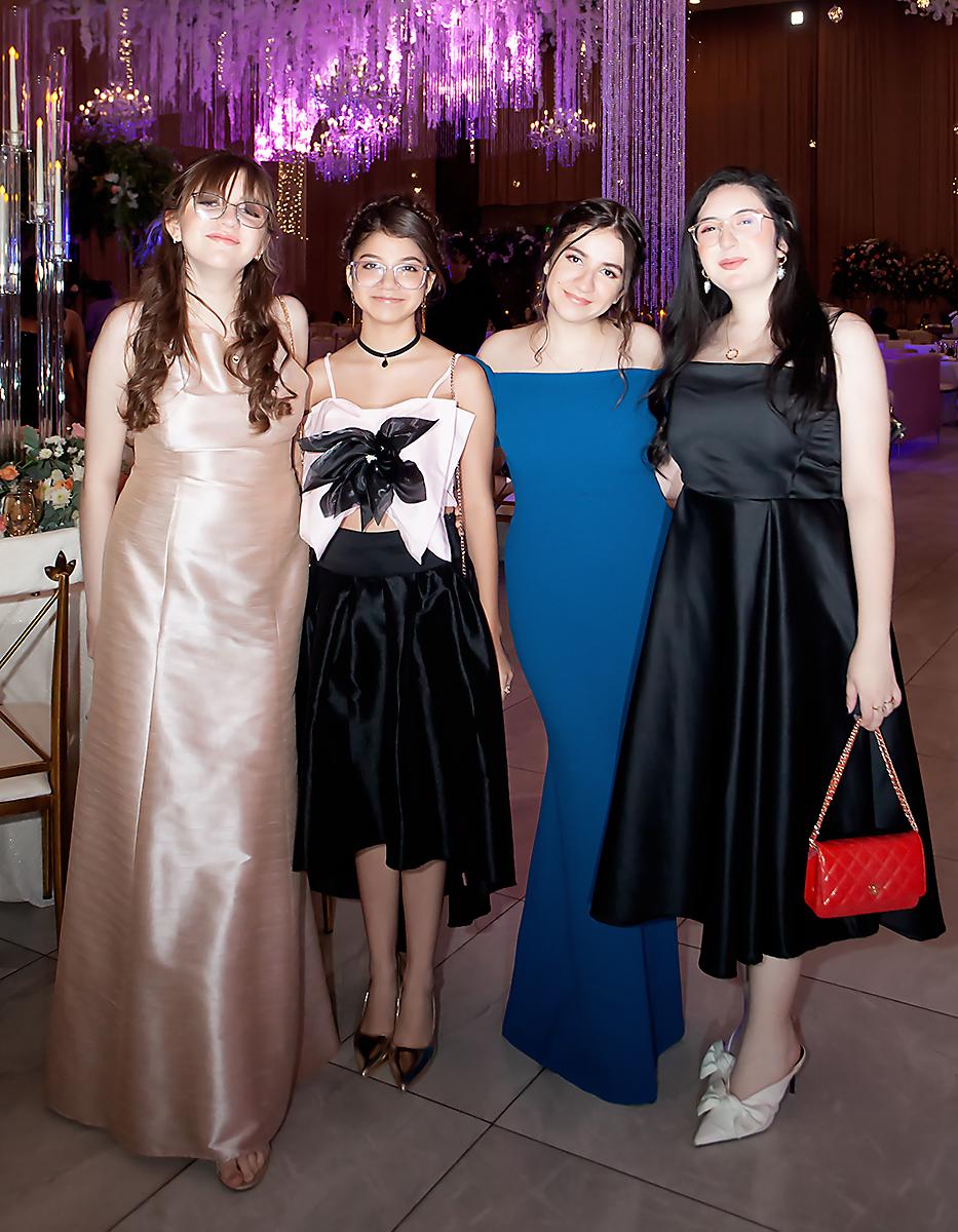Nicolle, Esther y Francis Argueta con Marcela Santos.