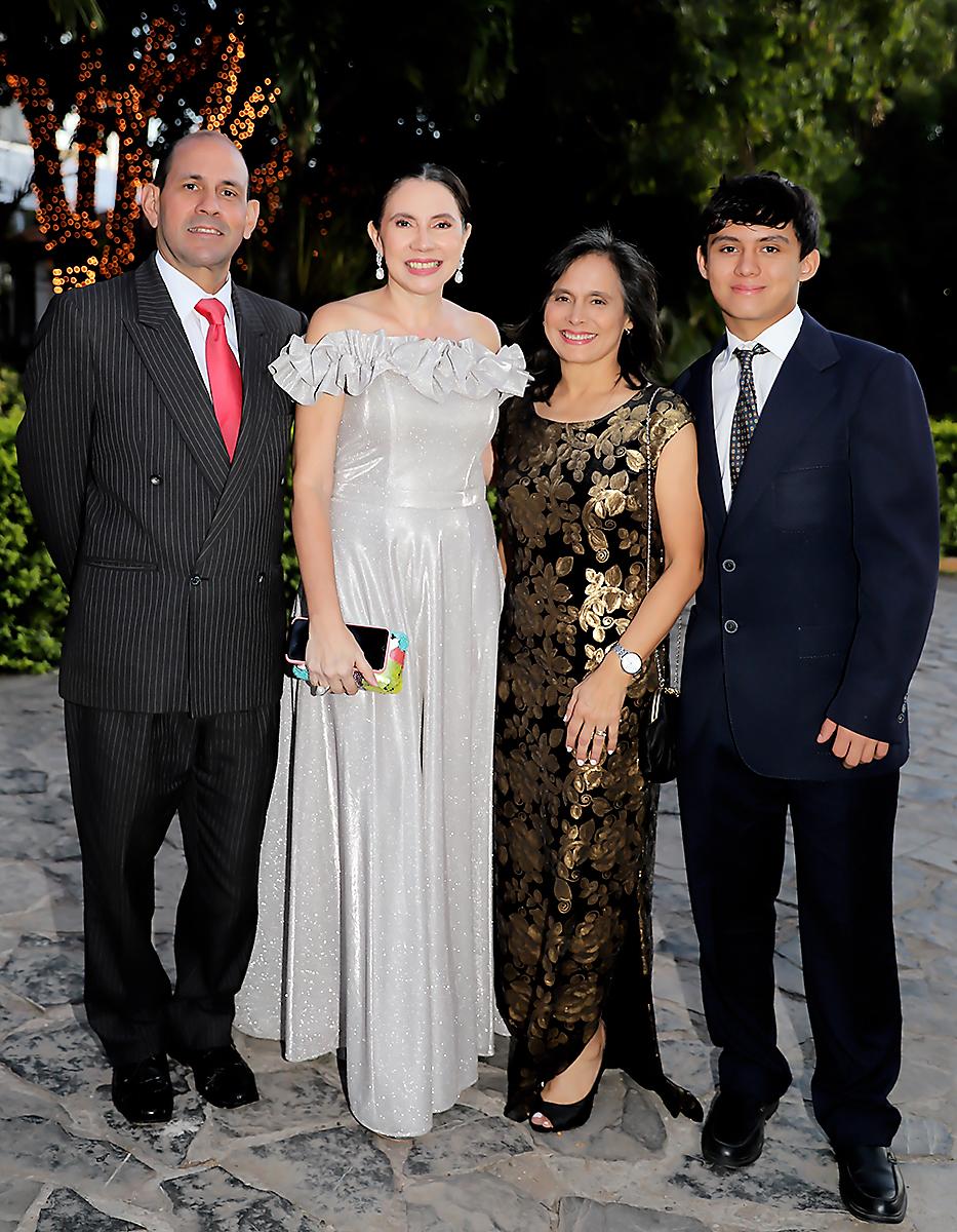 Gustavo y María Luisa Izaguirre con Carla y José Roberto Pineda