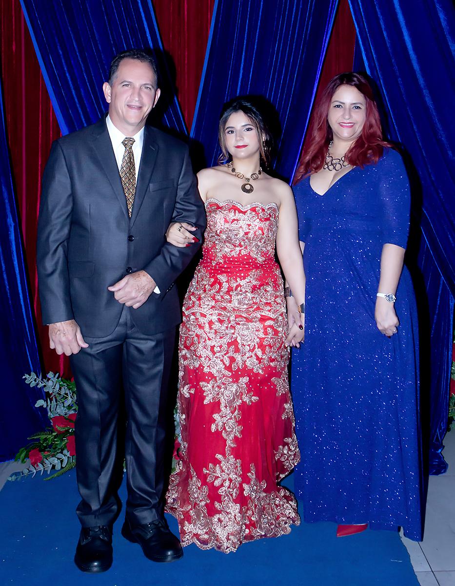 Allyson Larach Damas con sus padres Javier y Claudia.