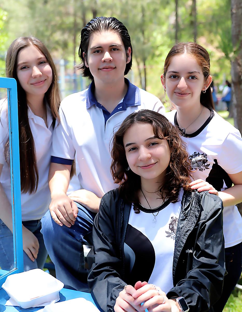 Los seniors de la Macris School se reunieron en el área recreativa de la escuela para su premiación a los destacados en diferentes categorías: deportes, math, banda así como reconocimientos especiales por sus calificaciones.En esta foto: Elohim Matamoros, Jhonathan Varela, Mía Flores y Allison Ferrari