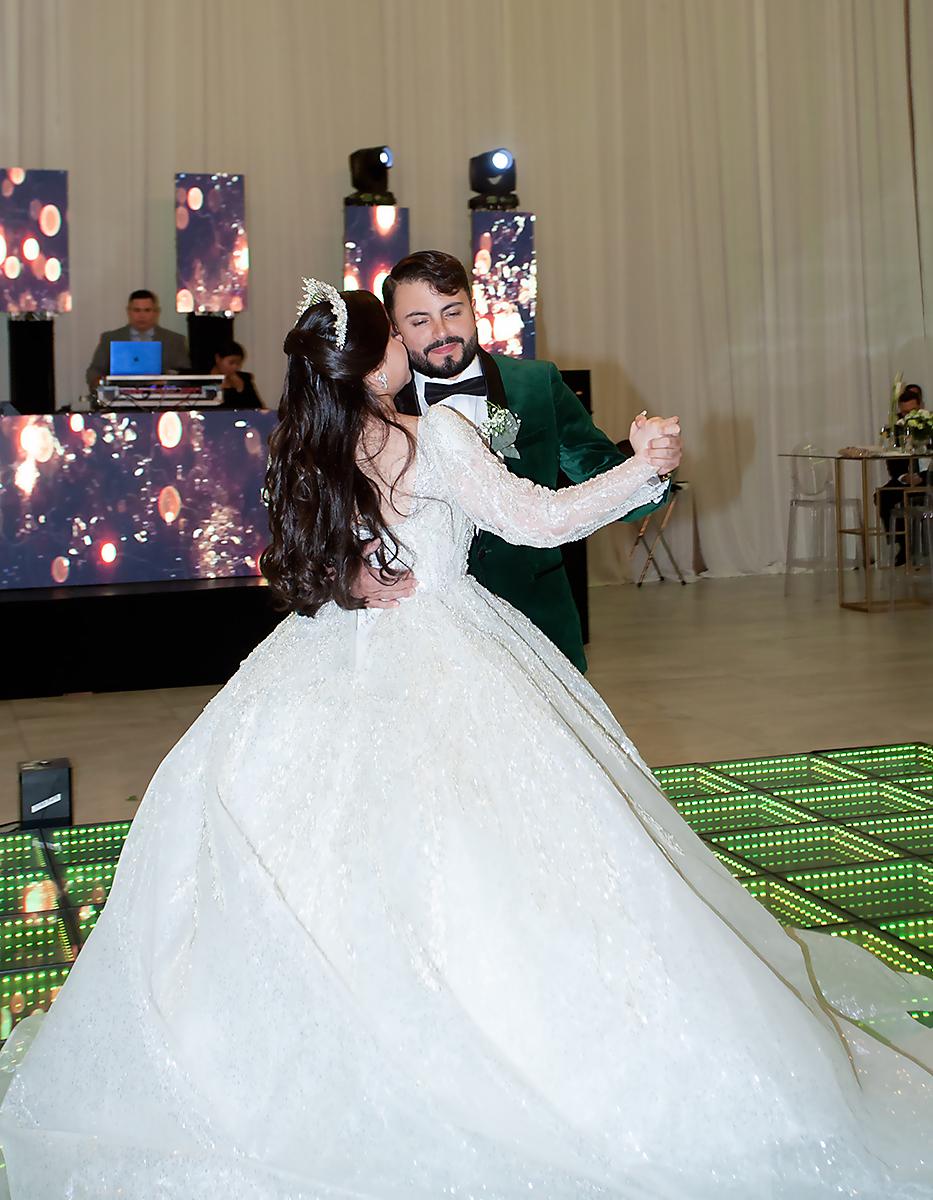Andrea Carrillo, baila con su hermano Michael Carrillo, como es la tradición.