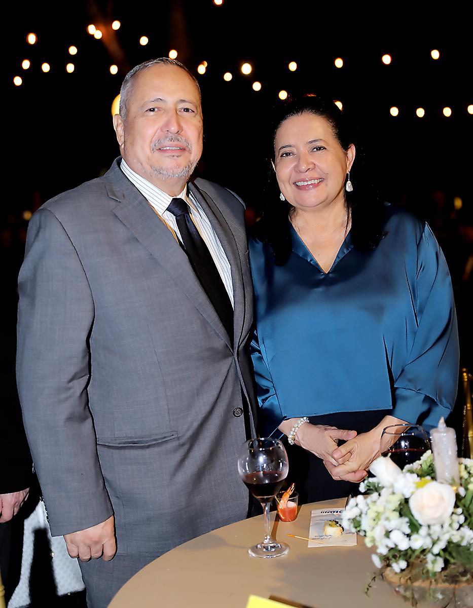 Sinfonía bajo las estrellas: Una velada mágica de música y elegancia