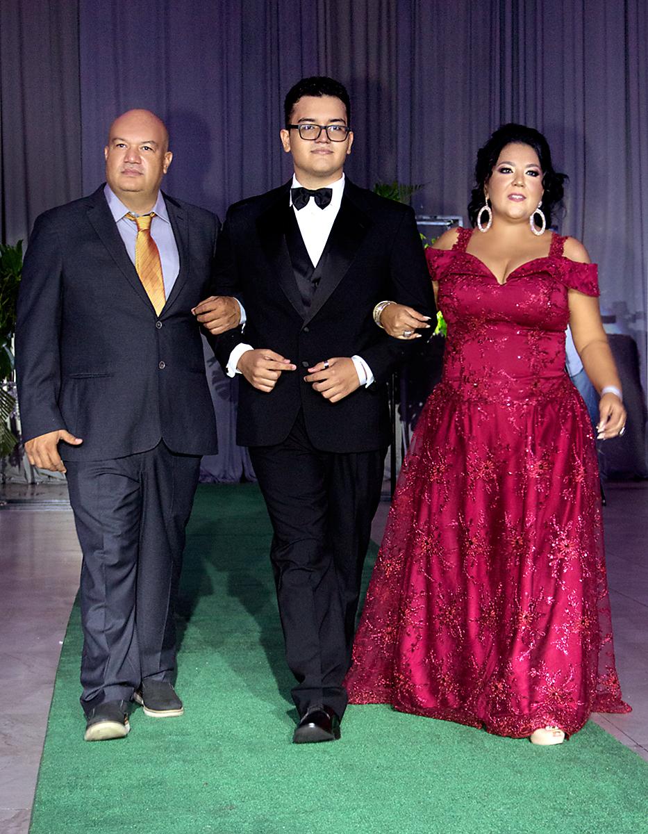 Juan Carlos Robleda con su hijo Juan Carlos y su esposa Karla Briseñoo.