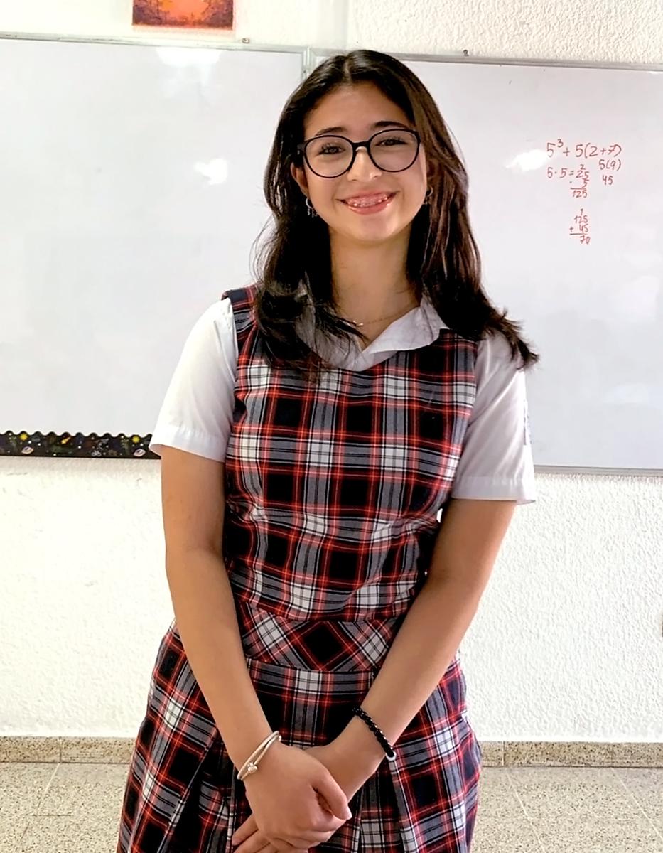 <b>¿Cómo crees que la experiencia en la competencia impactará en su futuro académico y profesional?</b><u>Nathalie Cruz:</u> Creo que la experiencia en la competencia tendrá un impacto significativo en nuestro futuro académico y profesional. En el ámbito académico, nos ha permitido experimentar el trabajo bajo presión y desarrollar nuestras habilidades de trabajo en equipo, lo cual será invaluable en nuestros futuros estudios y carreras. Además, en nuestra vida profesional, esta experiencia nos enseña que cualquier esfuerzo que hagamos puede ser recompensado, lo que nos motiva a perseguir nuestras metas con determinación y confianza.
