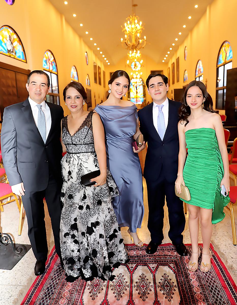 Julio y Tania Melara con Fernanda Gabriel e Isabel