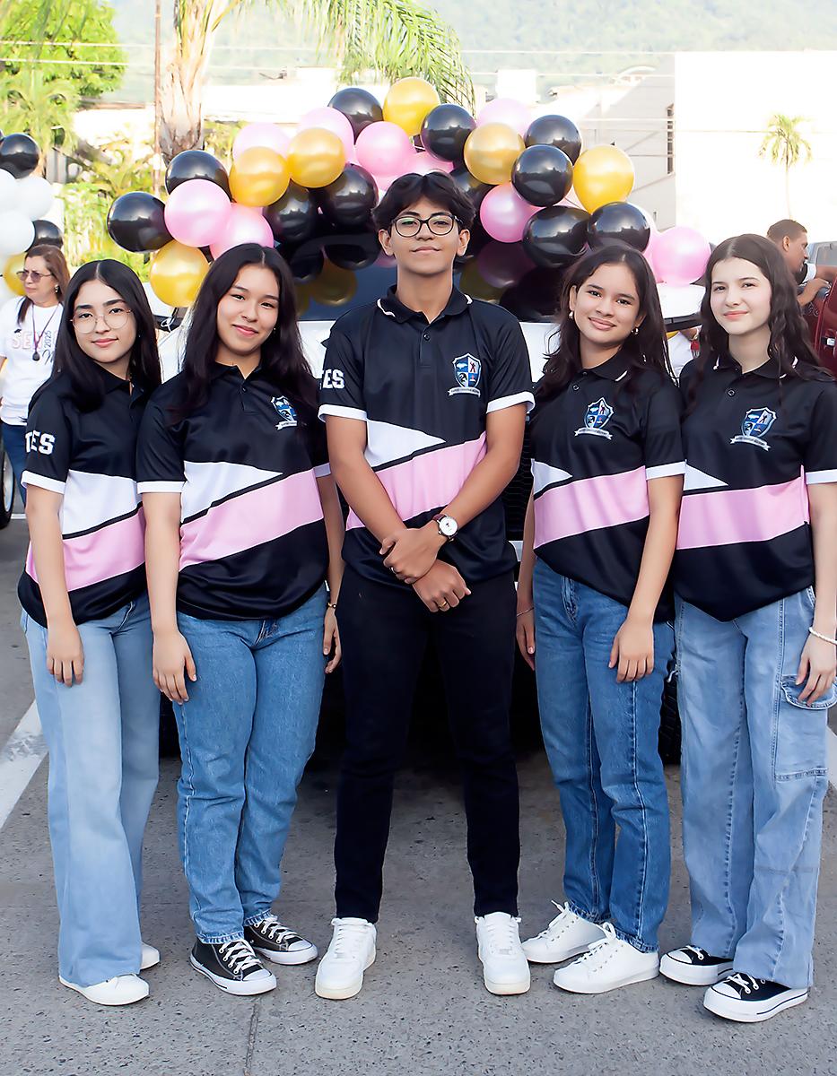 Karen Hernández, Génesis Chávez, Isaac Ramos, Izza Ramírez y Eliana Madrid.