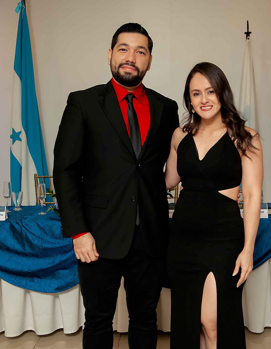 La Cámara Junior Internacional (JCI) de San Pedro Sula celebró una noche especial en el Hotel Victoria para dar la bienvenida a su nueva junta directiva 2025. En un ambiente de camaradería y compromiso social, los miembros de la organización se reunieron para reconocer el trabajo en equipo y celebrar un nuevo capítulo en la historia de la institución. En la foto: Michael Núñez y Carmen Pineda