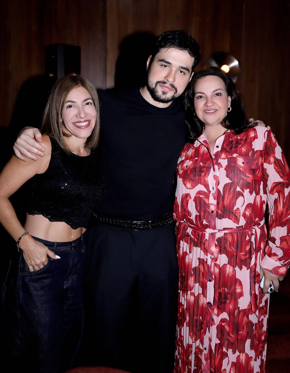 Al estilo de “Lady in red” Lisa Hilsaca celebró su cumpleaños