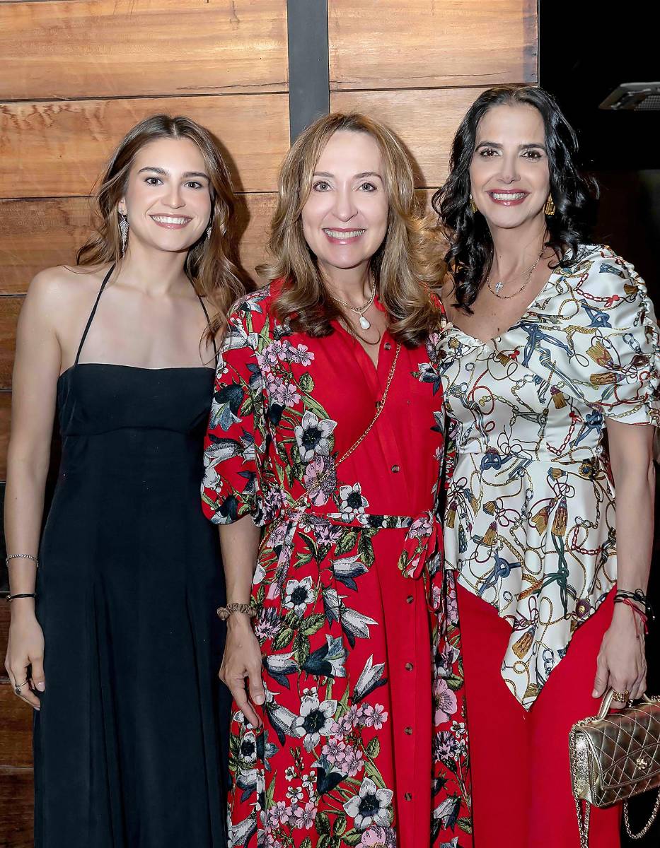 Ana Laura Irías, Helga Acosta y Fairuz Khoury. 