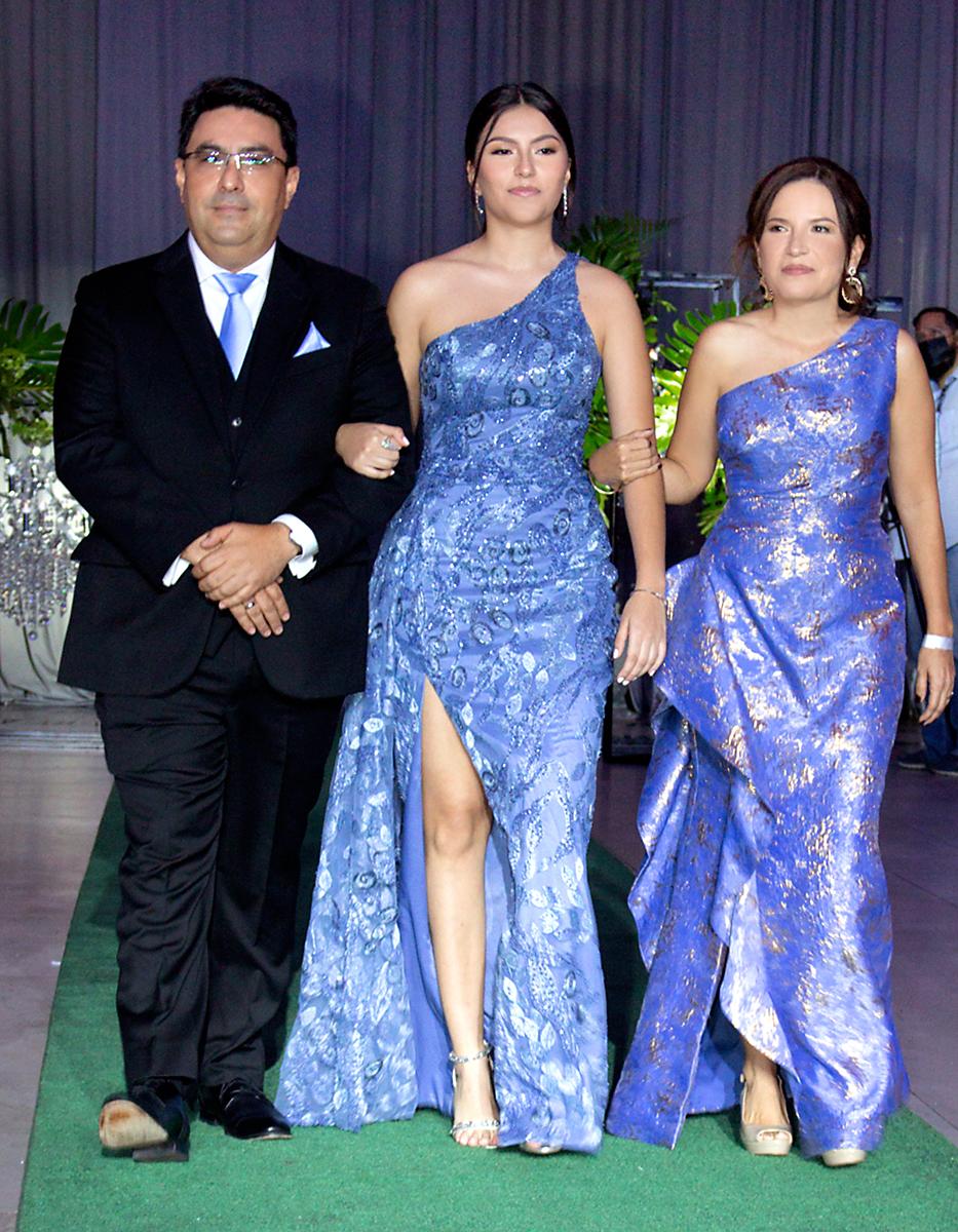 Gerardo, Sofía, Isabela y Sofía de Flores. 