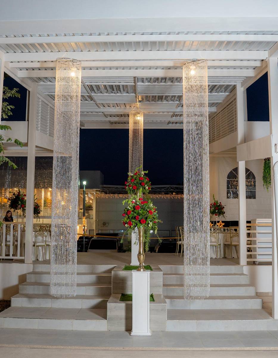 La paleta de colores champgne, dorado y borgoña vibrante dominaron la decoración que incluyó chandeliers colgantes, centros de mesa oversize en bases doradas, espejos y lámpara touch. 