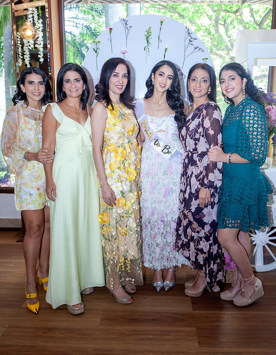 En una luminosa mañana cargada de alegría y cariño, Fabiola Lucía Stefan Handal fue rodeada por el afecto de sus amigas y familiares más cercanas, quienes se reunieron para festejar la dulce antesala a su matrimonio con José Enrique Sabat. En la foto: Melissa Handal, Sandra Faraj, Tania Sabat, la homenajeada Fabiana Stefan Handal, Beatriz Handal de Stefan y Kiara Stefan Handal.