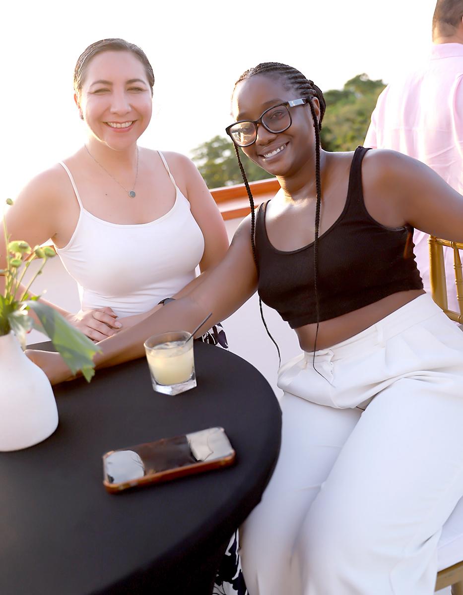 Mariana Velásquez y Dana Givens.