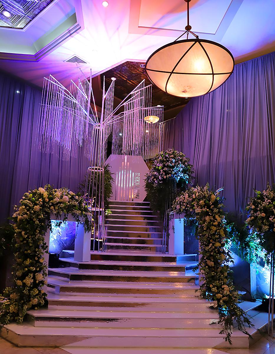 El event planner Elvin Contreras decoró la escalinata del Hotel Honduras Maya con guirnaldas de flores y follaje y luces Led 
