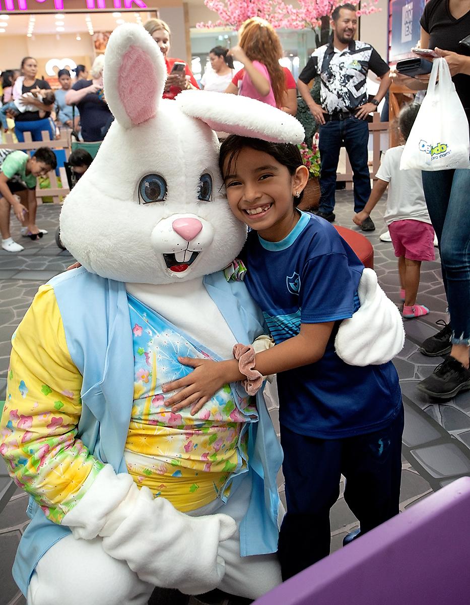  El conejo de pascua interactúo con los niños.