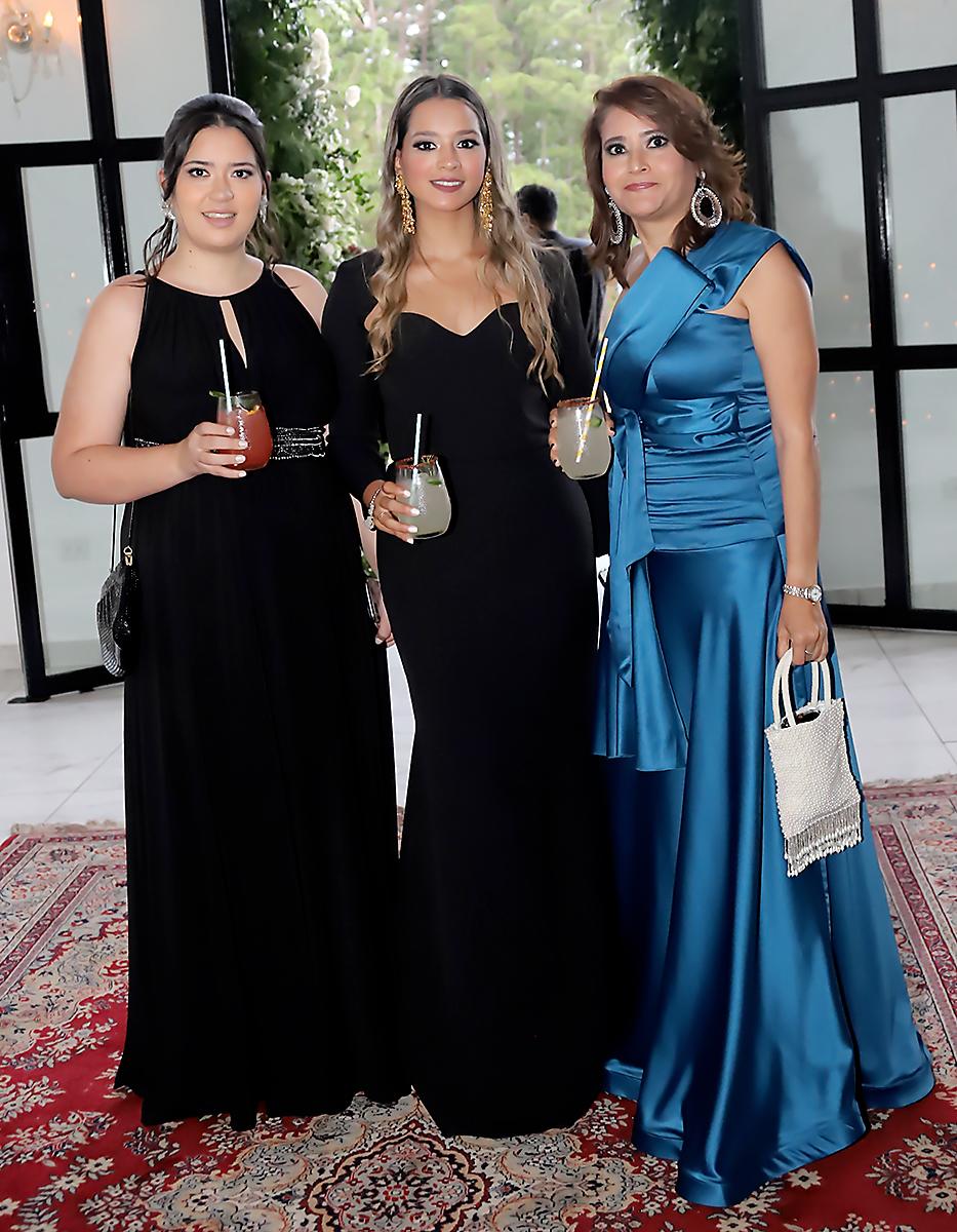 Carolina y Cecilia Mendoza y Rossana Steiner