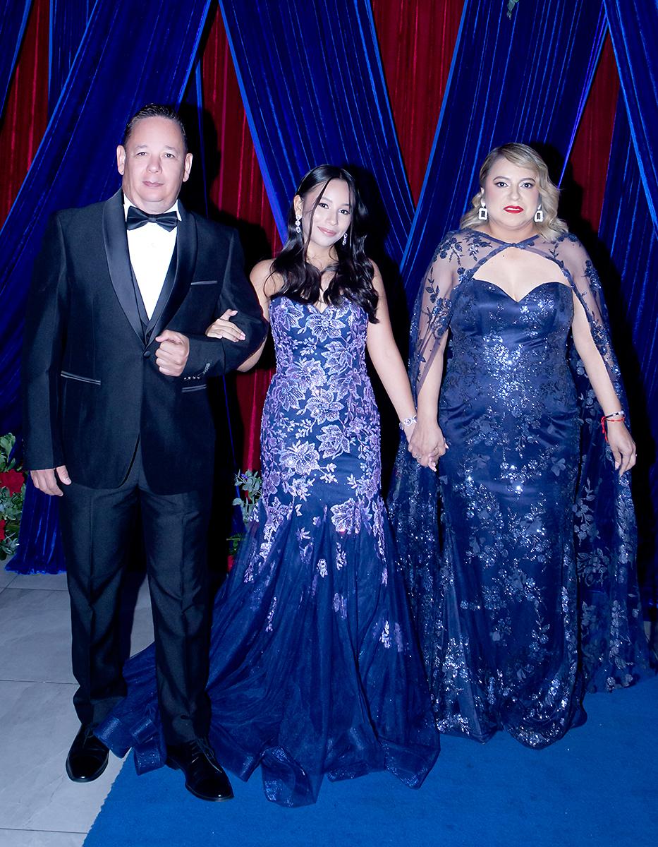 Mhía Nicole Rodríguez con sus padres Luis Antonio y Melhian Romero.
